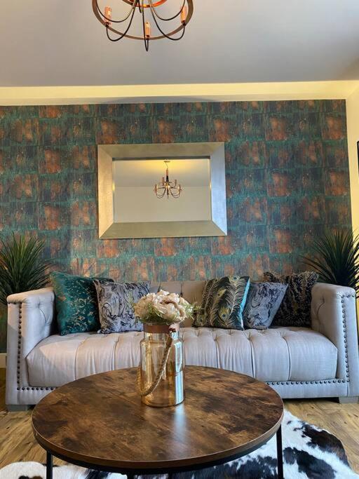 Luxury Riverfront Apartment ニューポート エクステリア 写真