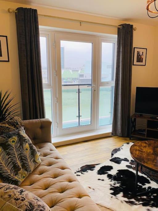 Luxury Riverfront Apartment ニューポート エクステリア 写真