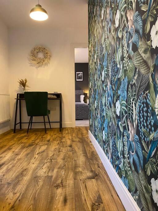 Luxury Riverfront Apartment ニューポート エクステリア 写真
