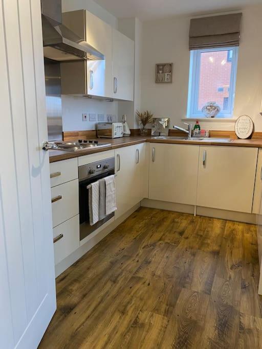 Luxury Riverfront Apartment ニューポート エクステリア 写真