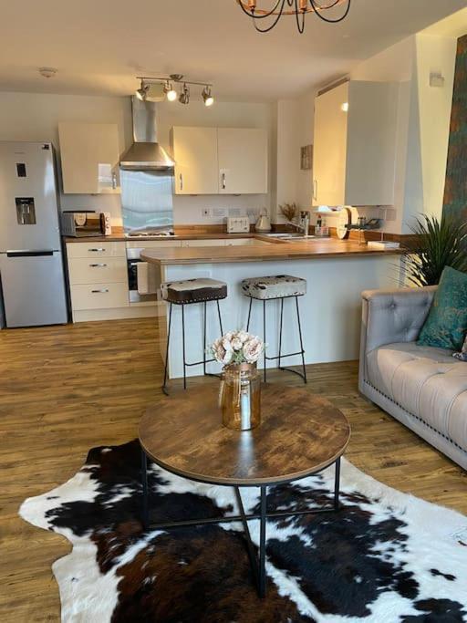 Luxury Riverfront Apartment ニューポート エクステリア 写真