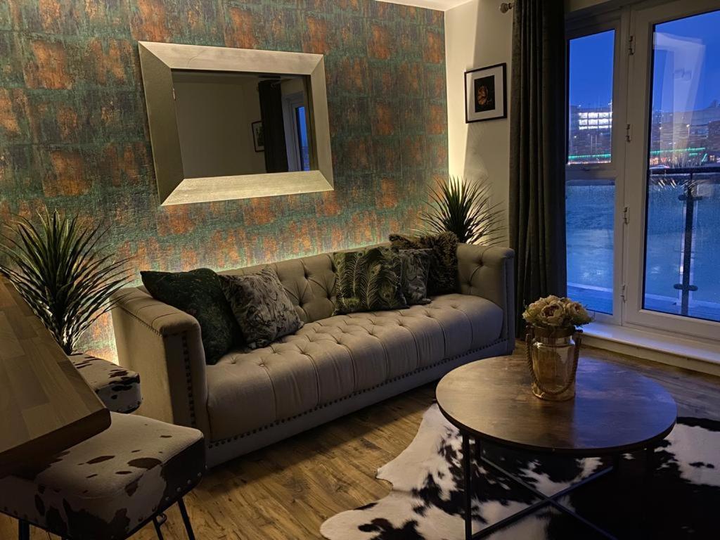 Luxury Riverfront Apartment ニューポート エクステリア 写真