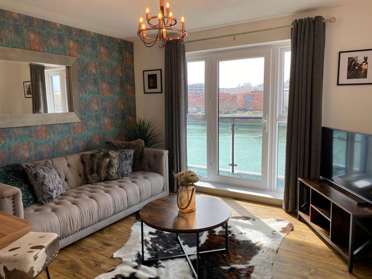 Luxury Riverfront Apartment ニューポート エクステリア 写真