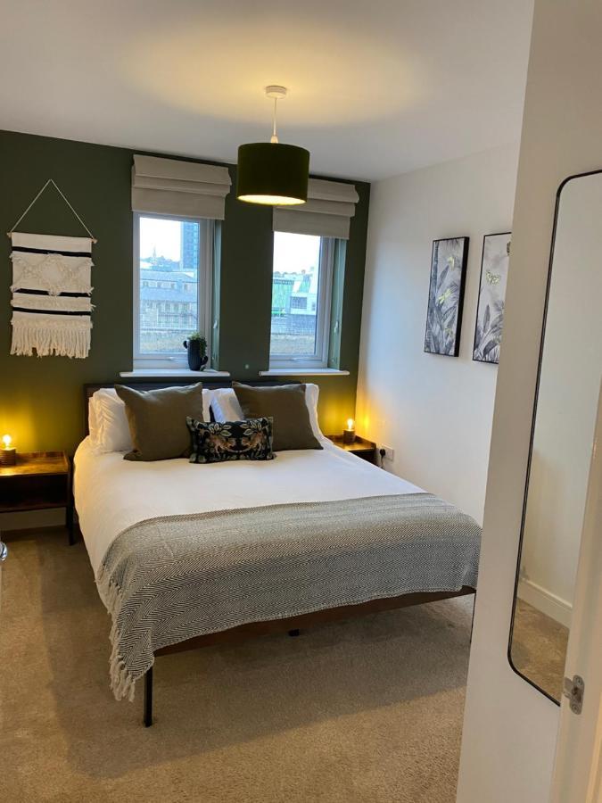 Luxury Riverfront Apartment ニューポート エクステリア 写真