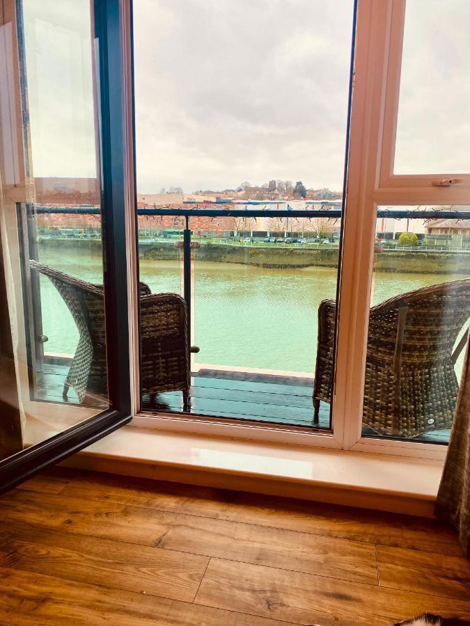 Luxury Riverfront Apartment ニューポート エクステリア 写真